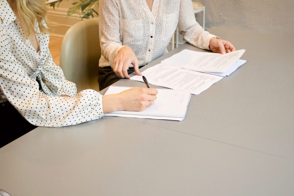 Profesionálna obchodná ponuka na stole s dokumentmi a pero